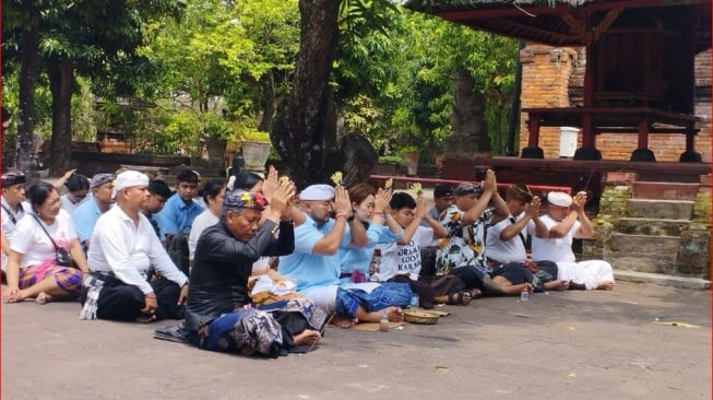 Made Muliawan Arya saat bersembahyang di Pura Tambang Badung, Denpasar, Rabu (27/11/2024) (suara.com/Putu Yonata Udawananda)