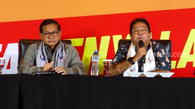 Calon Gubernur dan Wakil Gubernur DKI Jakarta nomor urut 3, Pramono Anung - Rano Karno memyampaikan keterangan terkait hasil quick count Pilkada di Jakarta, Rabu (27/11/2024). [Suara.com/Alfian Winanto]
