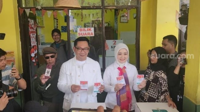 Momen Ridwan Kamil Nyoblos di Bandung, Disambut Teriakan 'Jakmania' dari Tetangga