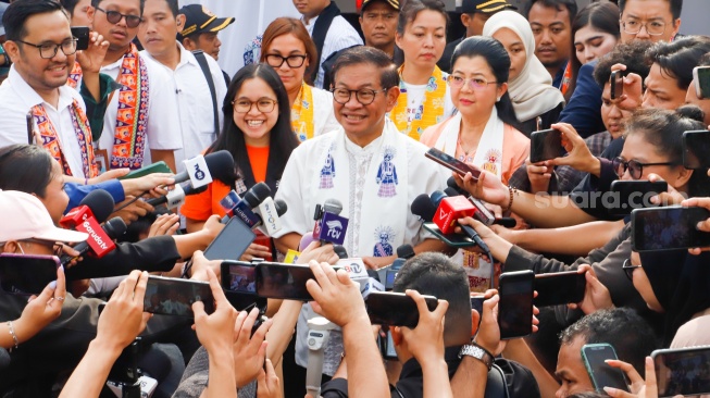 Calon gubernur DKI Jakarta nomor urut 3 Pramono Anung ditemani Istrinya Endang Nugrahani dan putrinya Hanifa Fadhila Pramono menemui awak media usai melakukan pemilihan di Tempat Pemungutan Suara (TPS) 046 di Cipete Selatan, Jakarta, Rabu (27/11/2024). [Suara.com/Alfian Winanto]
