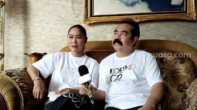 Inul Daratista dan Adam Suseno usai mencoblos Pilkada DKI Jakarta 2024 di kawasan Pondok Indah, Jakarta Selatan, Rabu (27/11/2024). [Suara.com/Tiara Rosana]