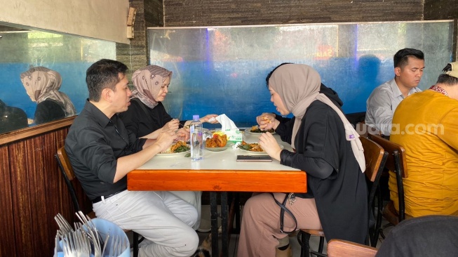 Jalan Kaki Usai Nyoblos di TPS, Cawagub Kun Wardana Mampir Makan Siang di Warung Nasi Padang