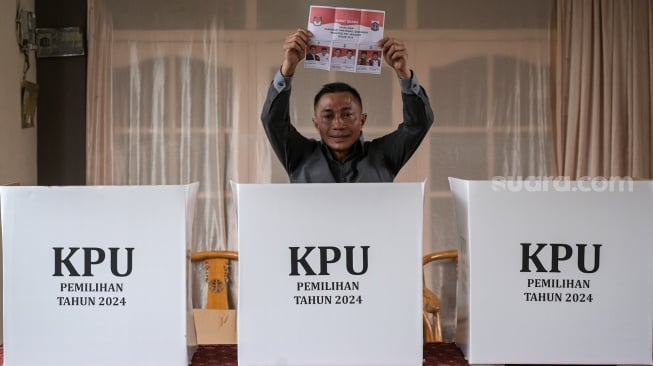 Calon Gubernur DKI Jakarta nomor urut 2 Dharma Pongrekun menunjukkan kertas suara sebelum menggunakan hak pilihnya dalam Pemilihan Kepala Daerah (Pilkada) di TPS 31 Lebak Bulus, Jakarta Selatan, Rabu (27/11/2024). [ANTARA FOTO/Fauzan/aww]