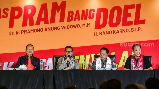 Calon Gubernur dan Wakil Gubernur DKI Jakarta nomor urut 3, Pramono Anung (kedua kiri) - Rano Karno (kedua kanan), menyampaikan keterangan yang didampingi Ketua Tim Pemenanangan, Cak Lontong (kiri), dan Bendahara Tim Pemenangan Charles Honoris (kanan) memyampaikan keterangan terkait hasil quick count Pilkada di Jakarta, Rabu (27/11/2024). [Suara.com/Alfian Winanto]
