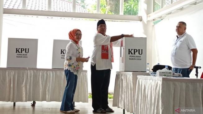 Rano Karno Nyoblos Bareng Istri di TPS 065 Lebak Bulus