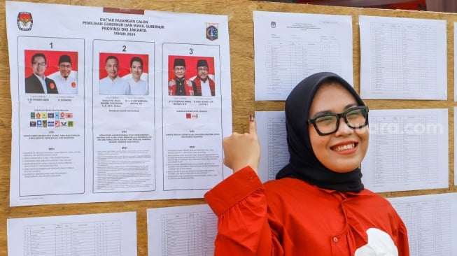 Warga menggunakan hak pilihnya dalam Pemilihan Gubernur dan Wakil Gubernur Provinsi DKI Jakarta di TPS 046 Cilandak, Jakarta, Rabu (27/11/2024). [Suara.com/Alfian Winanto]