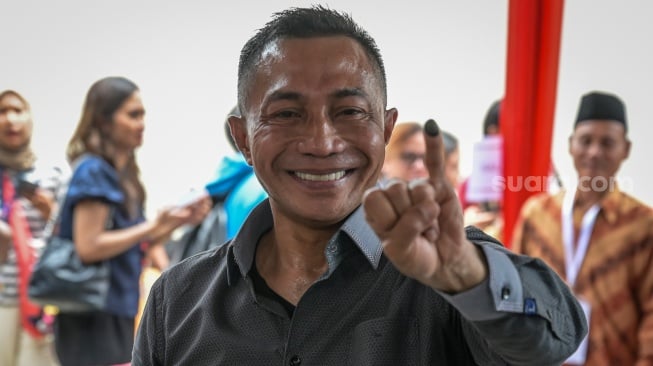 Calon Gubernur DKI Jakarta nomor urut 2 Dharma Pongrekun (kiri) menunjukkan jari kelingking yang sudah dicelup tinta usai menggunakan hak pilihnya dalam Pemilihan Kepala Daerah (Pilkada) di TPS 31 Lebak Bulus, Jakarta Selatan, Rabu (27/11/2024). [ANTARA FOTO/Fauzan/aww]