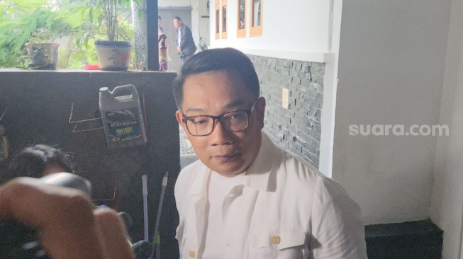 Ridwan Kamil saat mencoblos di Pilkada Jawa Barat di TPS 023, Rabu (27/11/2024). (Suara.com/Fakhri)