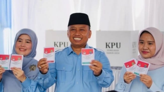 Calon Wali Kota Depok nomor 2 Supian Suri bersama istrinya menyalurkan pilihan di tempat pemungutan suara (ANTARA/ Foto: dok pribadi)