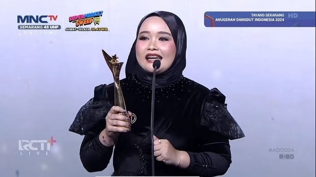 Sara Rahayu memenangkan penghargaan sebagai Penyanyi Dangdut Pendatang Baru Paling di Hati di ajang Anugerah Dangdut Indonesia (ADI) 2024 yang digelar Rabu (27/11/2024). [Instagram]