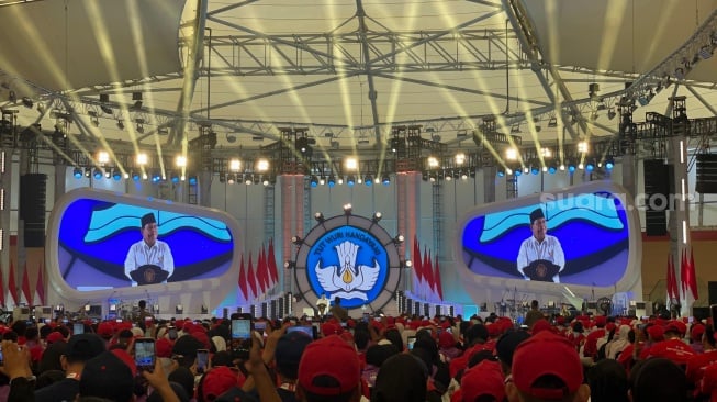 Pidato Presiden Prabowo di acara Puncak Hari Guru Nasional di Velodrome, Jakarta Timur. (Suara.com/Novian)