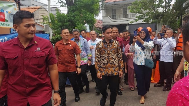 Wakil Presiden RI Gibran Rakabuming Raka meninjau lokasi banjir di Kebon Pala, Jakarta Timur, Kamis (28/11/2024). (Suara.com/ Moh. Reynaldi Risahondua)