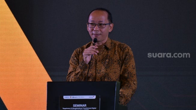 Agus Sudibyo, penulis buku Memahami AI:  Sebuah Panduan Etik saat konferensi pers Kagama AI di kawasan Sudirman, Jakarta, Kamis (28/11/2024). [Suara.com/Dicky Prastya]