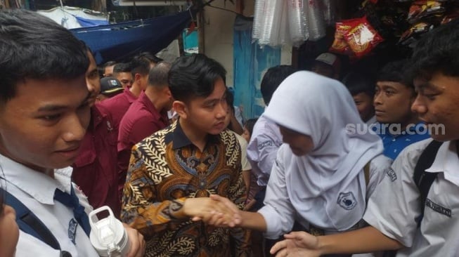 Girang Dikasih Sembako, Begini Curhatan Emak-emak Korban Banjir di Kebon Pala Lihat Gibran Blusukan