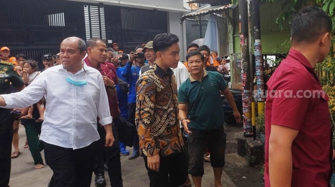 Wakil Presiden RI Gibran Rakabuming Raka meninjau lokasi banjir di Kebon Pala, Jakarta Timur, Kamis (28/11/2024). (Suara.com/ Moh. Reynaldi Risahondua)