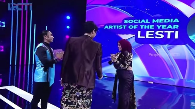 Interaksi Rizki DA dan Lesti Kejora di Indonesian Music Awards 2024 (YouTube/RCTI - Entertainment)