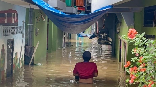 Kali Ciliwung Meluap, Ratusan Rumah di Kebon Pala Terendam Banjir Setinggi 2,5 Meter