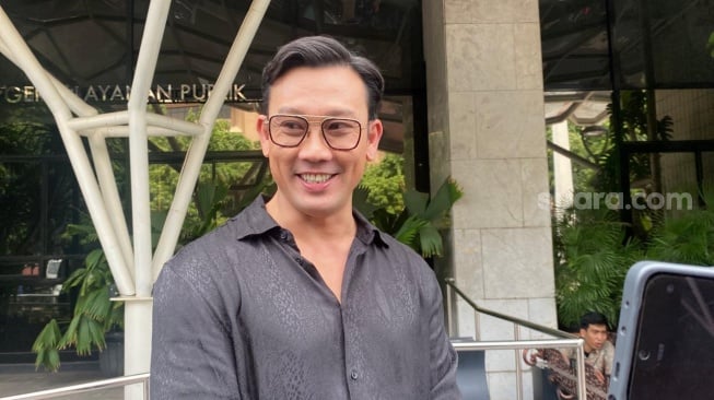 Denny Sumargo saat ditemui usai penuhi panggilan Kemensos RI soal kisruh donasi Agus Salim, Jumat (29/11/2024). [Suara.com/Tiara Rosana]