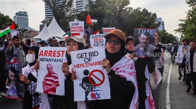 Massa berunjuk rasa saat aksi solidaritas untuk Palestina di depan Kedutaan Besar Amerika di Jakarta, Jumat (29/11/2024). [Suara.com/Alfian Winanto]