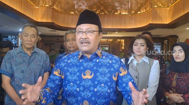 Denny Sumargo dan Teh Novi usai menghadap ke Mensos RI, Saifullah Yusuf di kawasan Salemba, Jakarta Pusat, Jumat (29/11/2024). [Suara.com/Tiara Rosana]