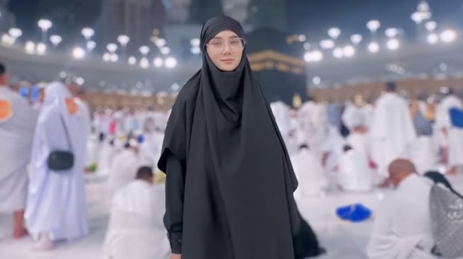 Aksi Mulan Jameela Bagi-Bagi Makanan dan Minuman saat Umrah Tuai Pujian