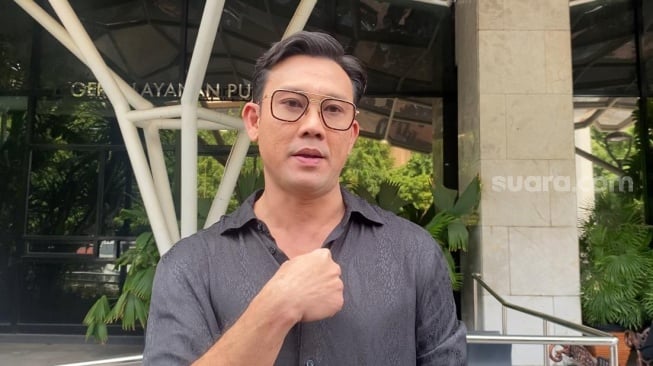 Denny Sumargo saat ditemui usai penuhi panggilan Kemensos RI soal kisruh donasi Agus Salim, Jumat (29/11/2024). [Suara.com/Tiara Rosana]