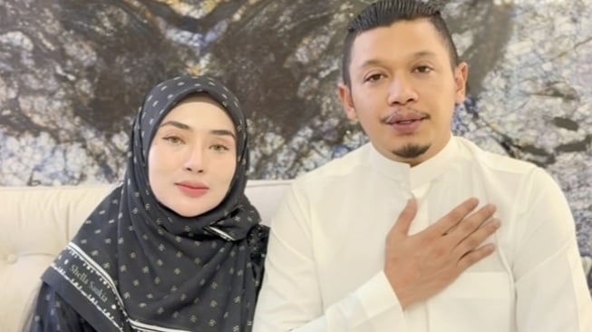 Didampingi Suami, Shella Saukia Minta Maaf atas Kisruh Umrah Isa Zega