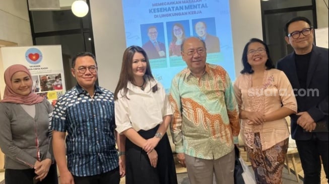 Guru Besar Fakultas Kedokteran UGM, Siswanto Agus Wilopo (ketiga dari kanan) dalam acara talkshow "Memecahkan Masalah Kesehatan Mental di Lingkungan Kerja" yang diadakan Yayasan Cahaya Cinta Kasih di Jakarta, Jumat (29/11/2024). (Suara.com/Lilis Varwati)