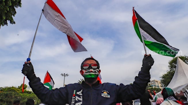 Massa berunjuk rasa saat aksi solidaritas untuk Palestina di depan Kedutaan Besar Amerika di Jakarta, Jumat (29/11/2024). [Suara.com/Alfian Winanto]