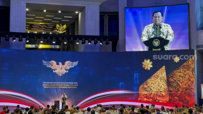 Presiden Prabowo saat berpidato di  acara Pertemuan Tahunan Bank Indonesia (PTBI) bertajuk "Sinergi Memperkuat Stabilitas dan Transformasi Ekonomi Nasional" di Graha Bhasvara Icchana, Kompleks Kantor Pusat Bank Indonesia, Jumat (29/11/2024) (Suara.com/Novian)