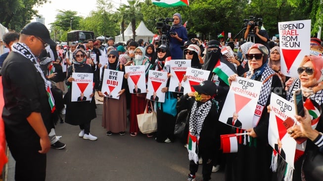 Massa berunjuk rasa saat aksi solidaritas untuk Palestina di depan Kedutaan Besar Amerika di Jakarta, Jumat (29/11/2024). [Suara.com/Alfian Winanto]