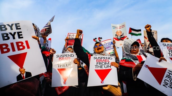 Massa berunjuk rasa saat aksi solidaritas untuk Palestina di depan Kedutaan Besar Amerika di Jakarta, Jumat (29/11/2024). [Suara.com/Alfian Winanto]