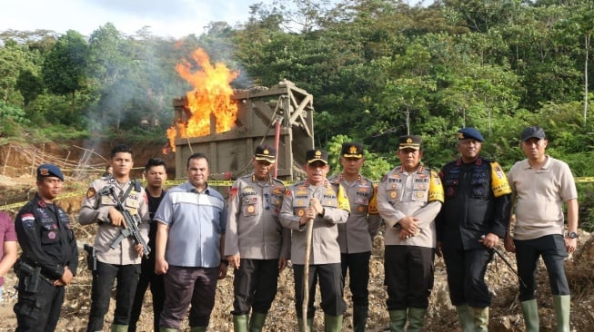 Kapolda Sumbar Geruduk Tambang Ilegal di Solok Selatan, Sejumlah Barang Bukti Dibakar