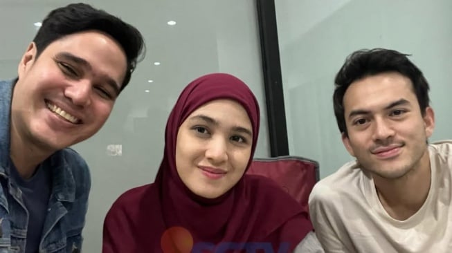 Mischa Chandrawinata bersama Rizky Nazar dan Cut Syifa yang merupakan bintang sinetron My Heart yang tayang di SCTV. [Instagram]