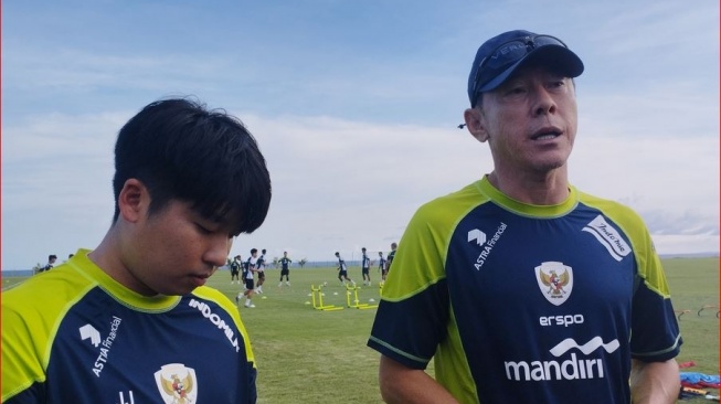 Pelatih Timnas Indonesia, Shin-Tae Yong saat ditemui di Bali United Training Center, Jumat (29/11/2024) (suara.com/Putu Yonata Udawananda)