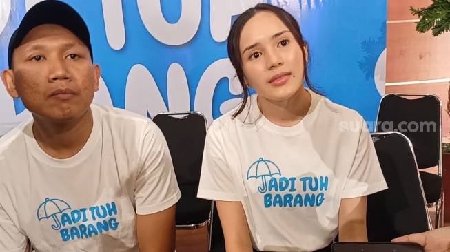 Oki Rengga dan Beby Tsabina akan membintangi film Jadi Tuh Barang. [Rena Pangesti/Suara.com]