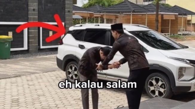 Benarkah Membungkuk Saat Bersalaman Dilarang Agama?