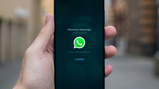 Ilustrasi WhatsApp. [Unsplash/Mika Baumeister]