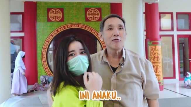 Olivia Allan istri Denny Sumargo dan Jusuf Hamka. [YouTube/The Sumargo's]