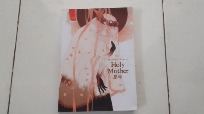 Menguak Sisi Gelap Cinta Seorang Ibu, Ulasan Novel Holly Mother