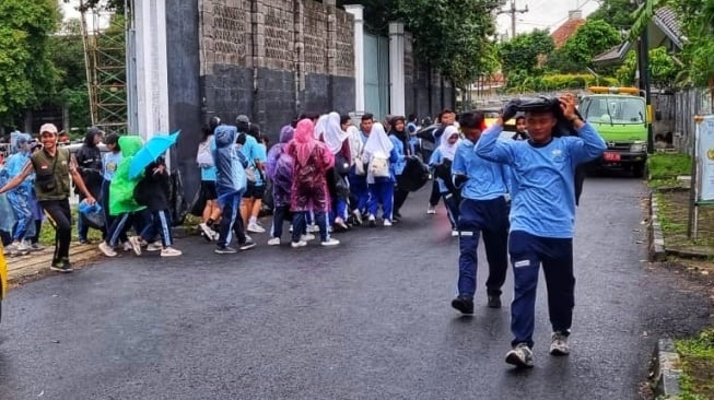 Ikuti Plogging, Ratusan Pelajar Jogja Berlari Sembari Pungut Sampah di Kotabaru