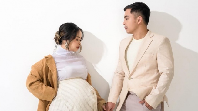 Gritte Agatha dan suami, Arif Hidayat membuat foto maternity. [Instagram]