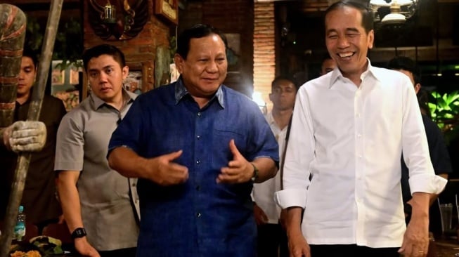 Makna Sebenarnya di Balik Baju Hitam Putih Jokowi, Tetap Dipakai meski Sudah Tak Jadi Presiden