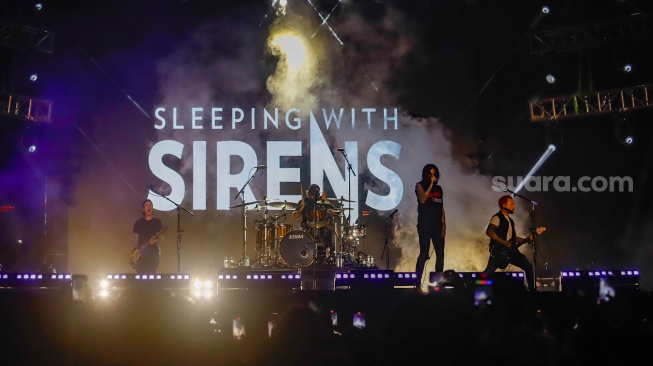 Grup Musik Sleeping With Sirens tampil di acara EverBlast Festival 2024 di Jiexpo Kemayoran, Jakarta, Sabtu (30/11/2024). [Suara.com/Alfian Winanto]