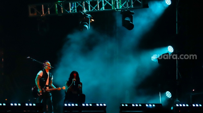 Grup Musik Sleeping With Sirens tampil di acara EverBlast Festival 2024 di Jiexpo Kemayoran, Jakarta, Sabtu (30/11/2024). [Suara.com/Alfian Winanto]