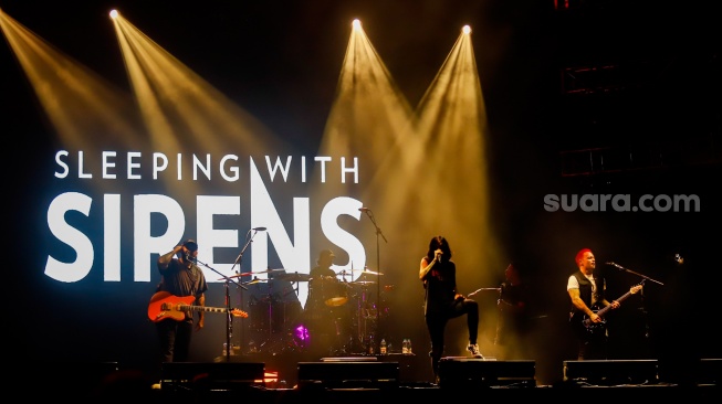 Grup Musik Sleeping With Sirens tampil di acara EverBlast Festival 2024 di Jiexpo Kemayoran, Jakarta, Sabtu (30/11/2024). [Suara.com/Alfian Winanto]