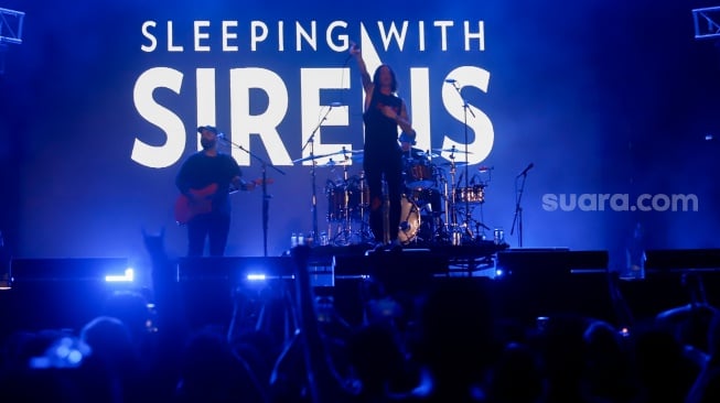 Grup Musik Sleeping With Sirens tampil di acara EverBlast Festival 2024 di Jiexpo Kemayoran, Jakarta, Sabtu (30/11/2024). [Suara.com/Alfian Winanto]