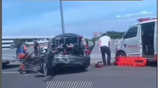 Viral! BMW Ringsek Parah Akibat Tabrakan di Tol Serbaraja, Gegara Mobil Pikap Pecah Ban?