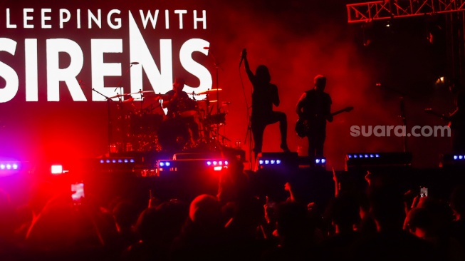 Grup Musik Sleeping With Sirens tampil di acara EverBlast Festival 2024 di Jiexpo Kemayoran, Jakarta, Sabtu (30/11/2024). [Suara.com/Alfian Winanto]