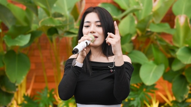 Berlliana Lovell menampilkan kebolehannya bernyanyi di acara rilis lagu berjudul "Tuhan Pasti Tahu" di kawasan Jakarta Pusat, Jumat (29/11/2024). [ANM Music]